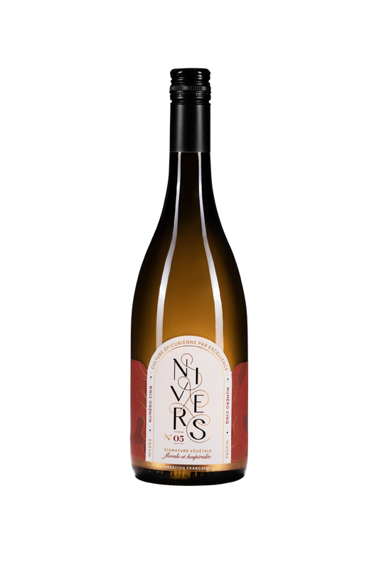 A bottle of Nivers No. 05 non-alcoholic cuvée of Grand cru of Fujian and Chinese white and jasmine green teas. featured in  a dark glass bottle with a cream and red label, on a solid white background.